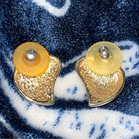 Vintage 1960-70’s Signed Trifari Enamel and Gold Tone Earrings - Picture 4 of 5